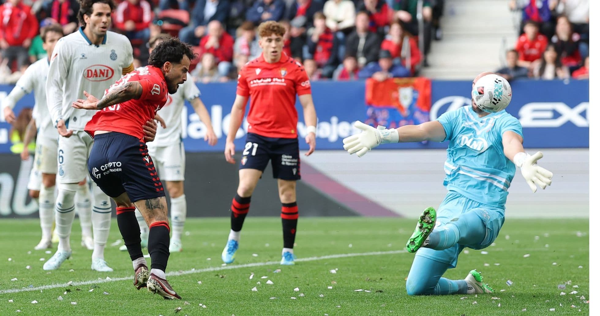 Jugadores de Osasuna y Espanyol durante el partido
