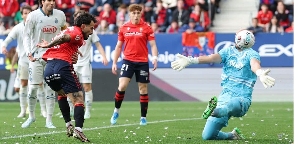 Jugadores de Osasuna y Espanyol durante el partido