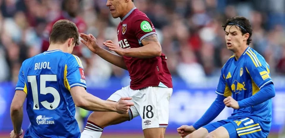 Jugador de West Ham en acción contra Leeds