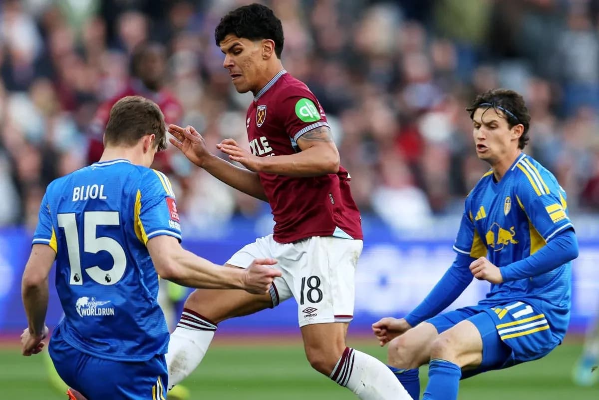 Jugador de West Ham en acción contra Leeds