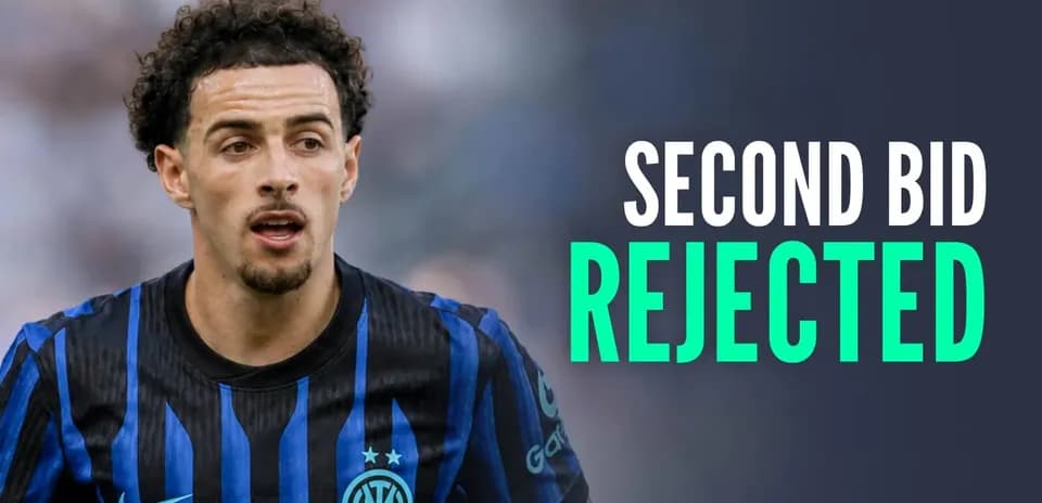 Jugador de Inter con camiseta azul y negra
