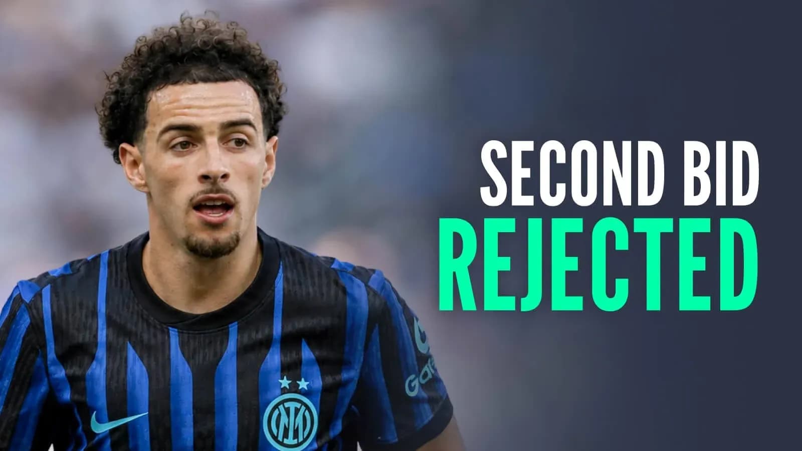 Jugador de Inter con camiseta azul y negra