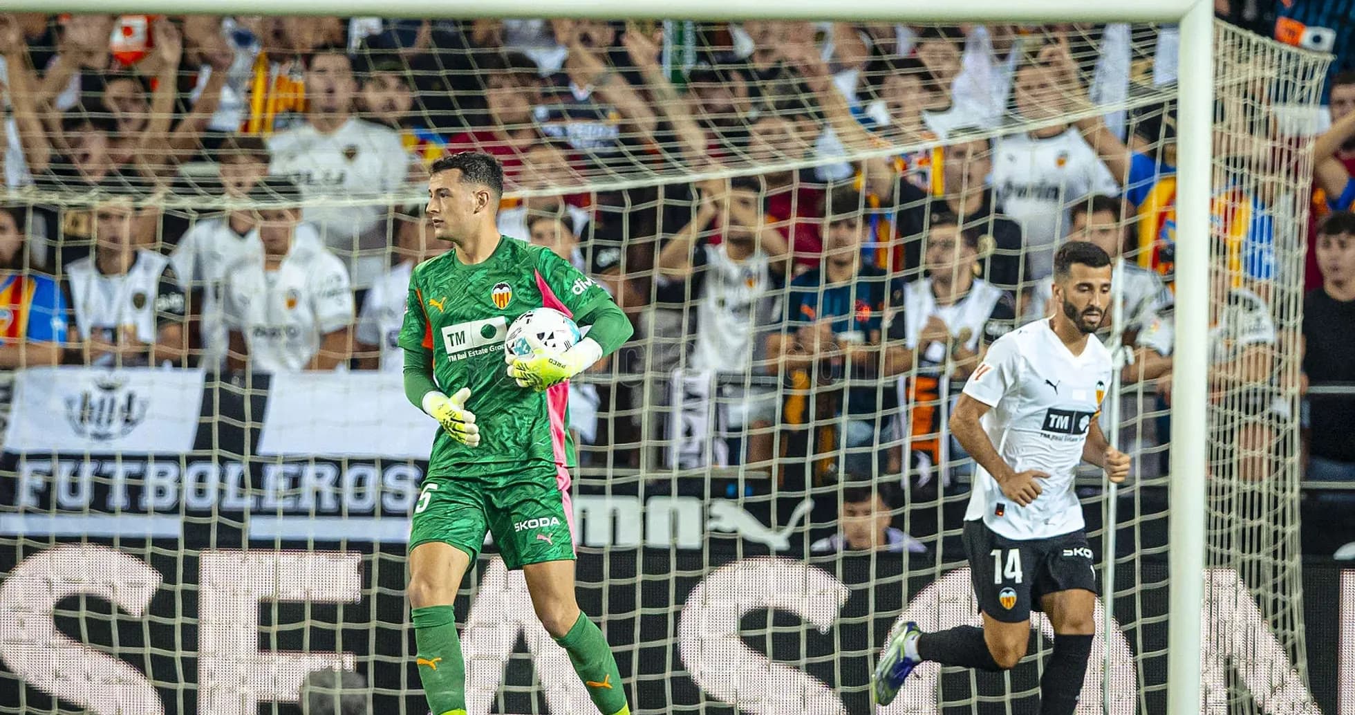 Portero de Valencia durante un partido en La Liga