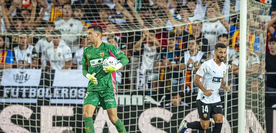 Portero de Valencia durante un partido en La Liga