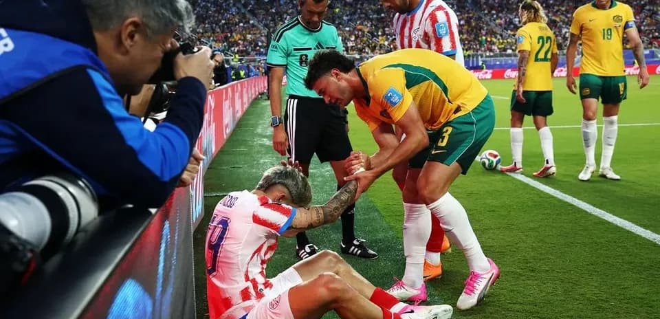 Jugador asistido en la línea de banda durante partido