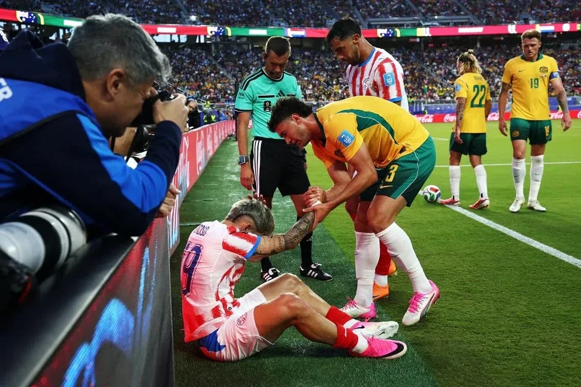 Jugador asistido en la línea de banda durante partido