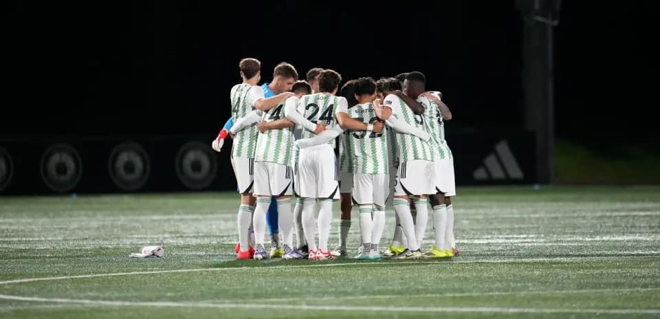Equipo de fútbol en círculo antes del partido