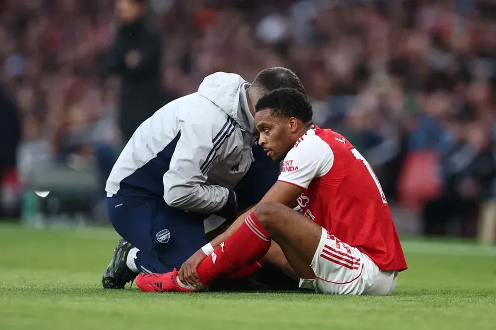 Jugador de Arsenal recibiendo atención médica en el campo