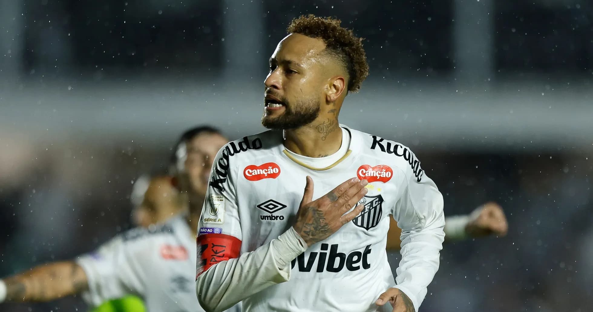 Neymar celebrando un gol con el Santos en lluvia