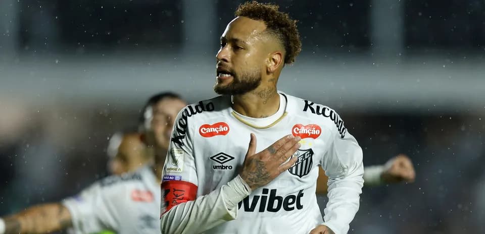 Neymar celebrando un gol con el Santos en lluvia