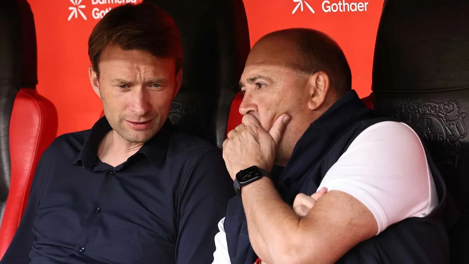 Dos entrenadores conversando en el banquillo
