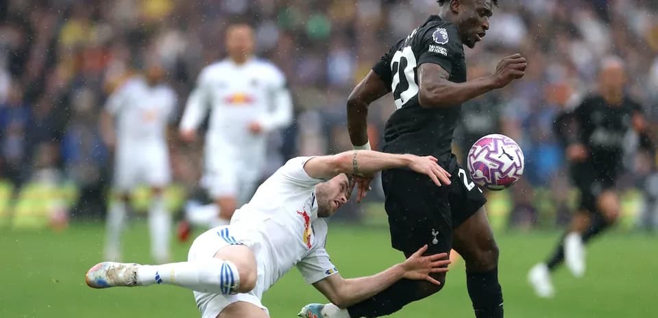 Jugador de Tottenham esquivando a un adversario en campo