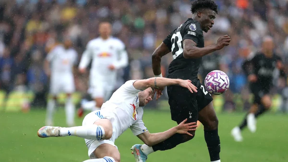 Jugador de Tottenham esquivando a un adversario en campo