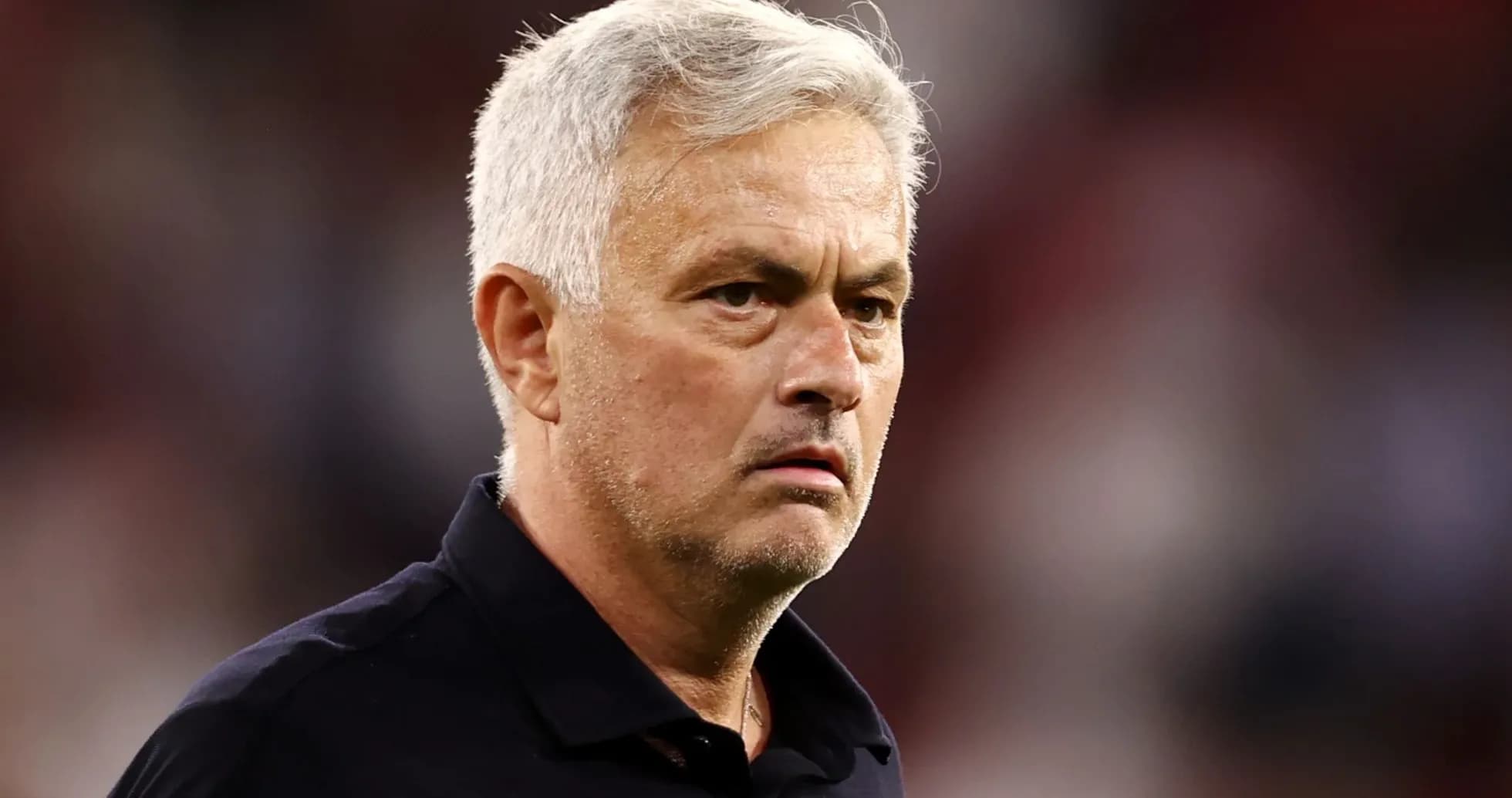 Entrenador observando el partido con expresión seria