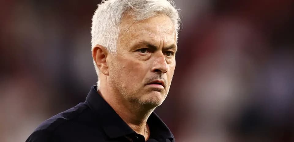Entrenador observando el partido con expresión seria