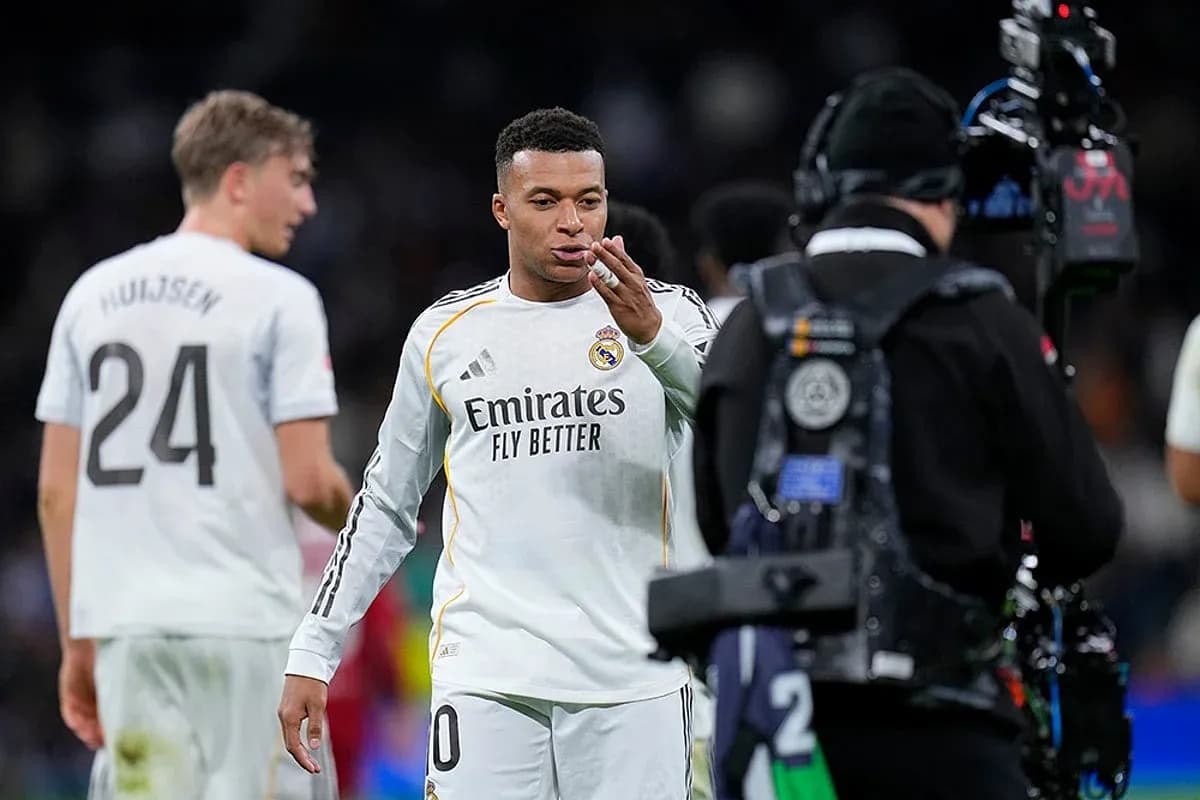 Kylian Mbappé saludando en el partido