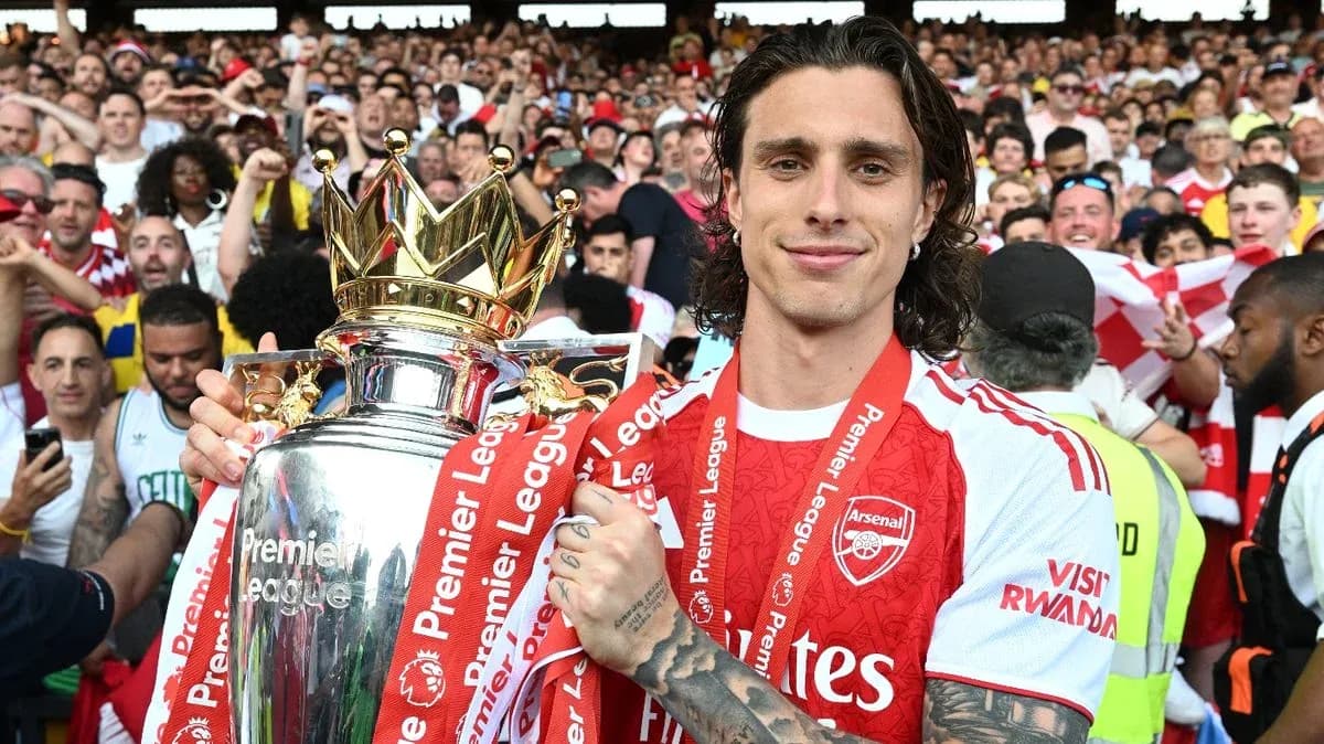 Jugador de Arsenal celebrando con trofeo de Premier League