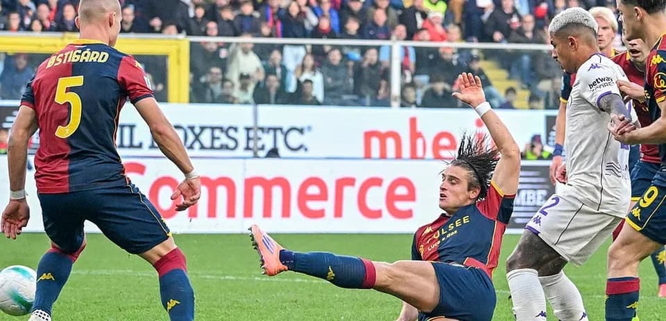 Jugador de Genoa caído durante el partido