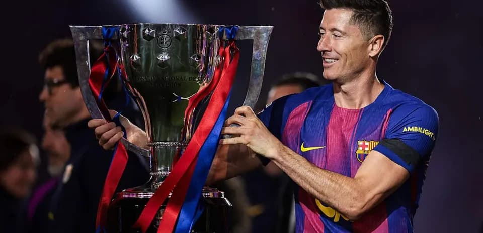 Jugador levantando trofeo de La Liga con Barcelona