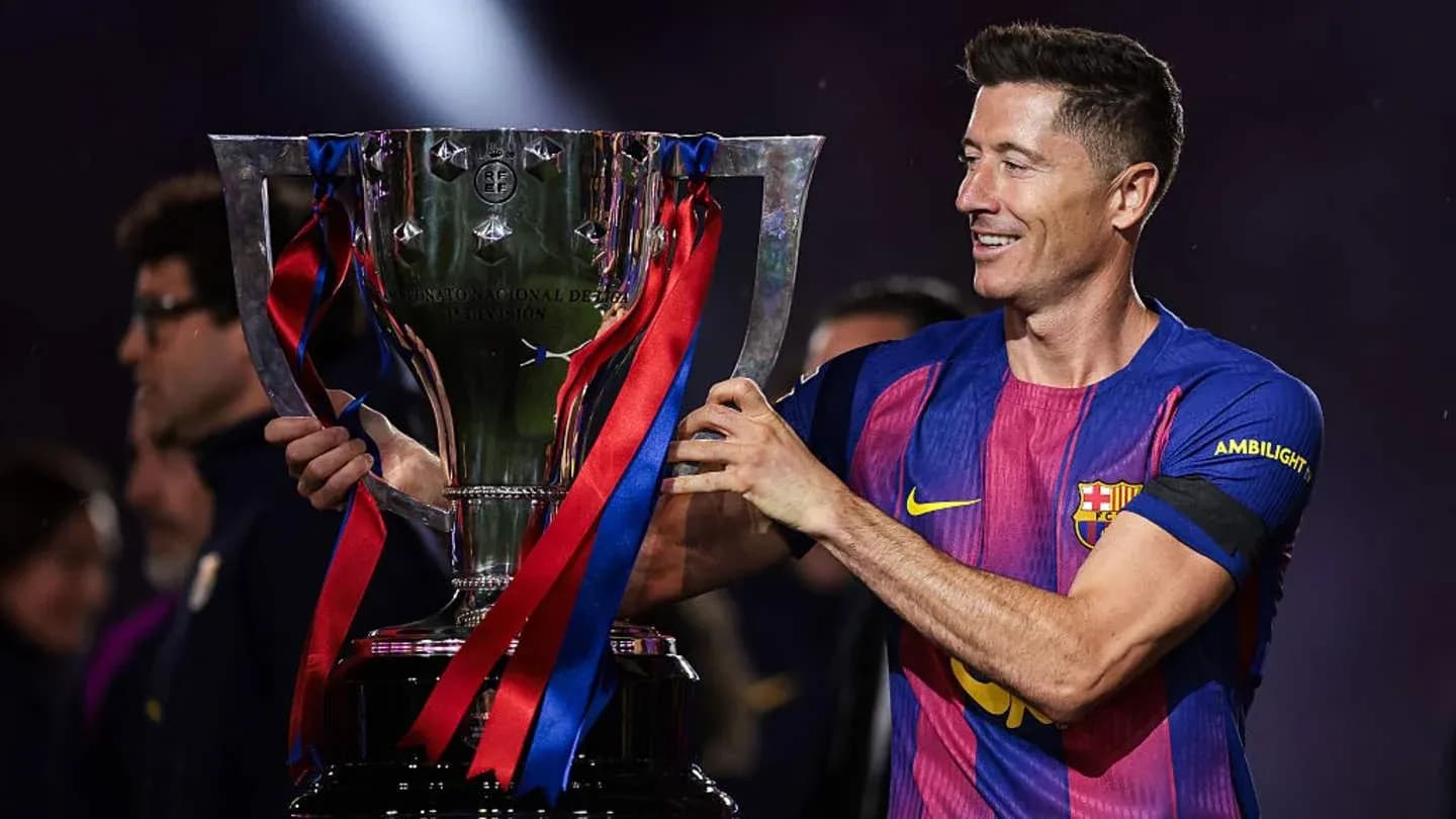Jugador levantando trofeo de La Liga con Barcelona