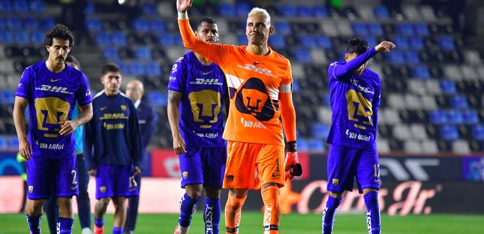 Jugadores de Pumas saludando a la afición