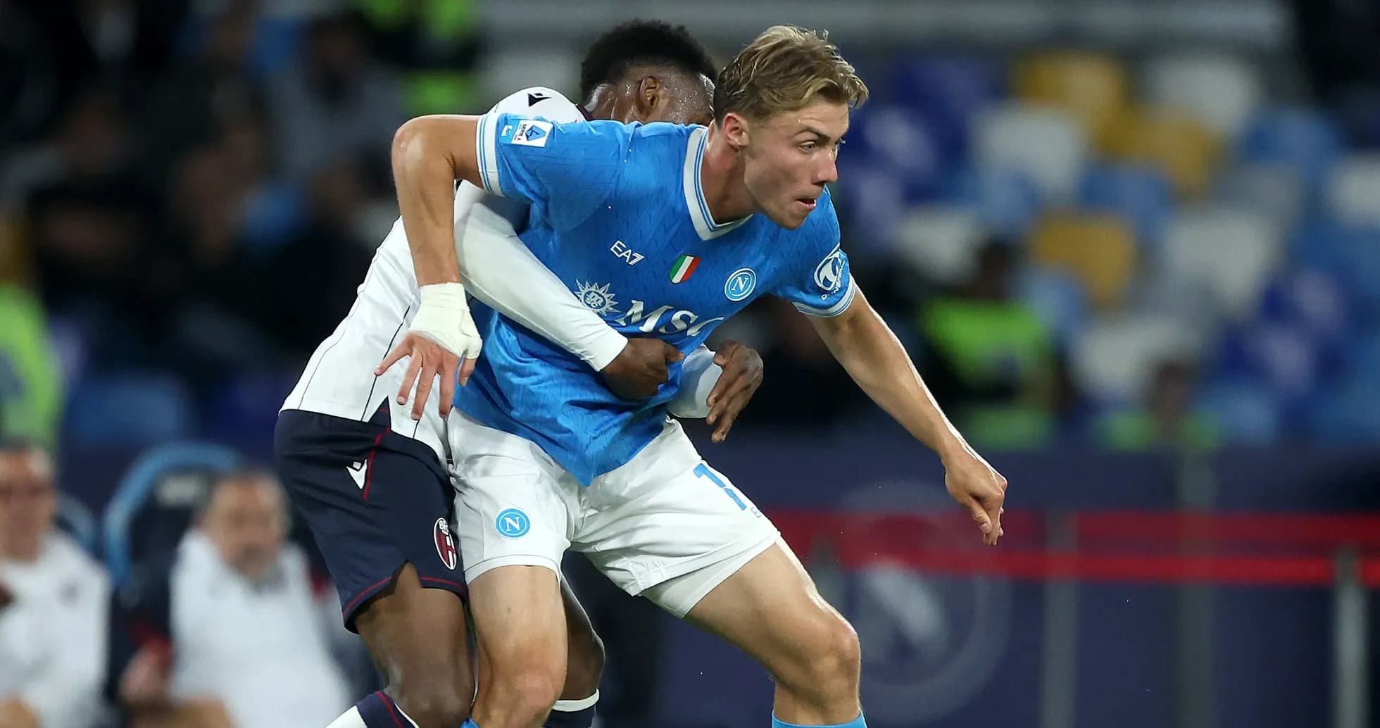 Jugador de Napoli siendo agarrado por oponente