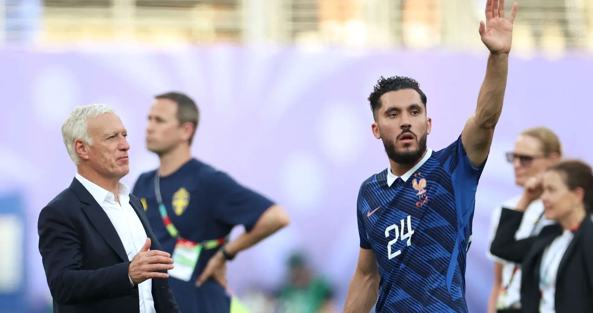 Jugador de Francia saludando mientras el entrenador observa