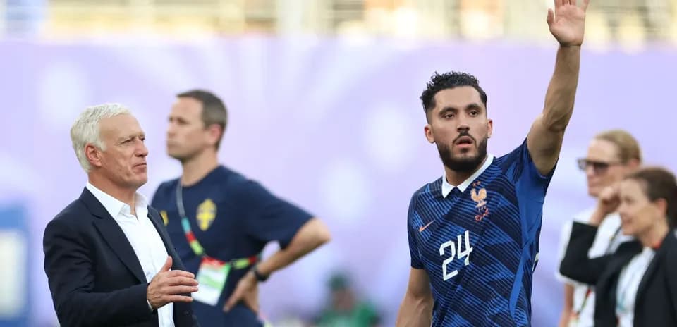 Jugador de Francia saludando mientras el entrenador observa