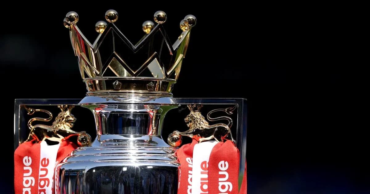 Trofeo de la Premier League con cintas rojas