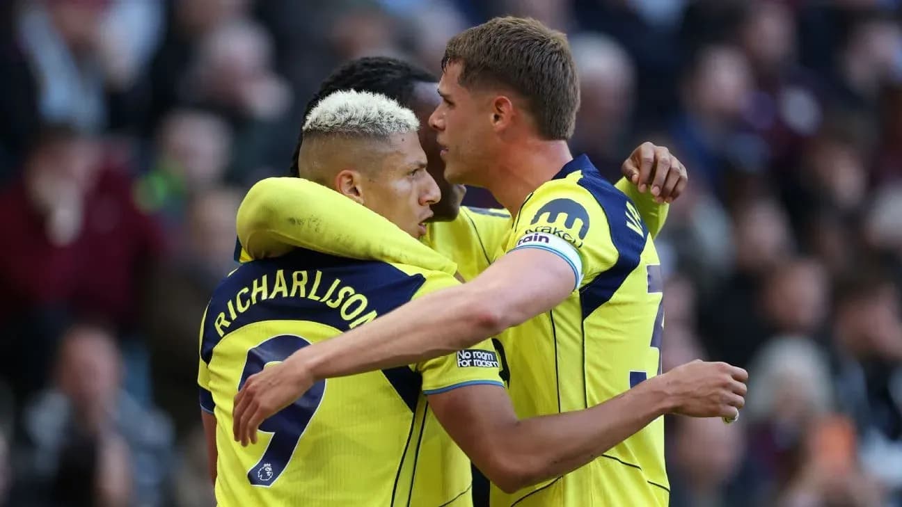 Jugadores de Tottenham celebrando un gol