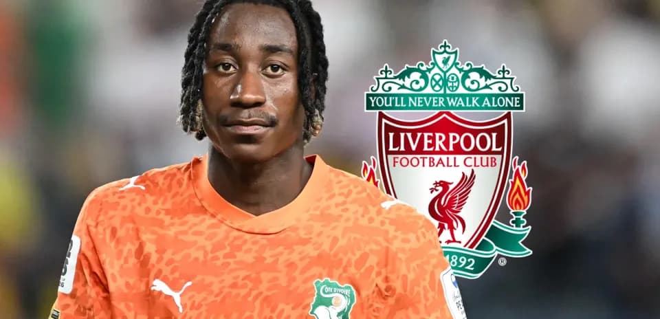 Portero de Costa de Marfil con camiseta naranja