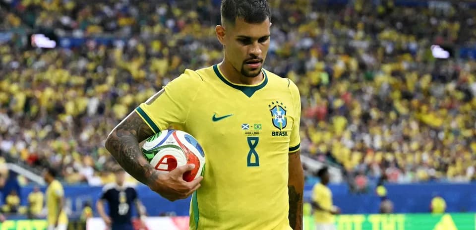 Jugador brasileño sosteniendo el balón en el campo