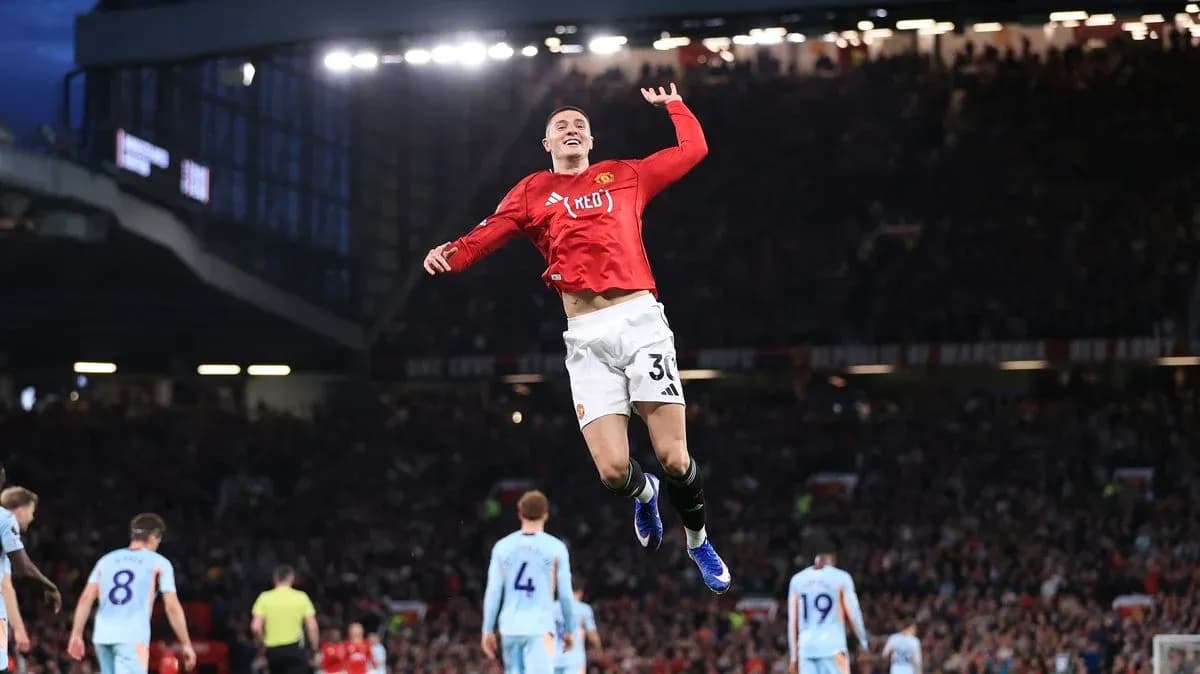 Jugador de Manchester United saltando en celebración