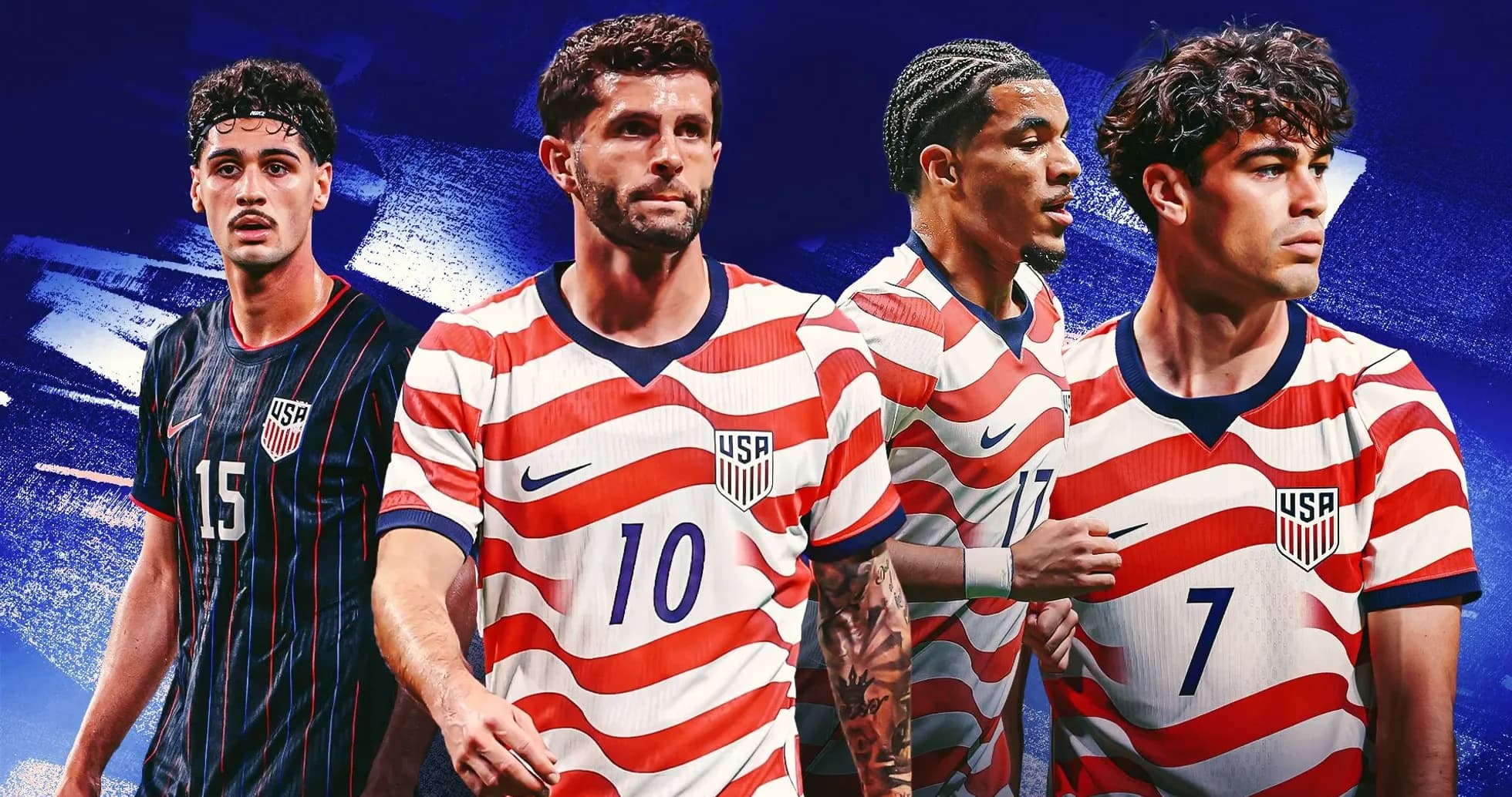 Cuatro jugadores de fútbol de Estados Unidos posando juntos