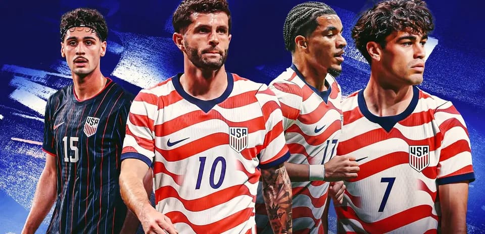 Cuatro jugadores de fútbol de Estados Unidos posando juntos