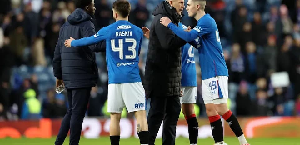 Jugadores de Rangers conversando con el entrenador tras el partido