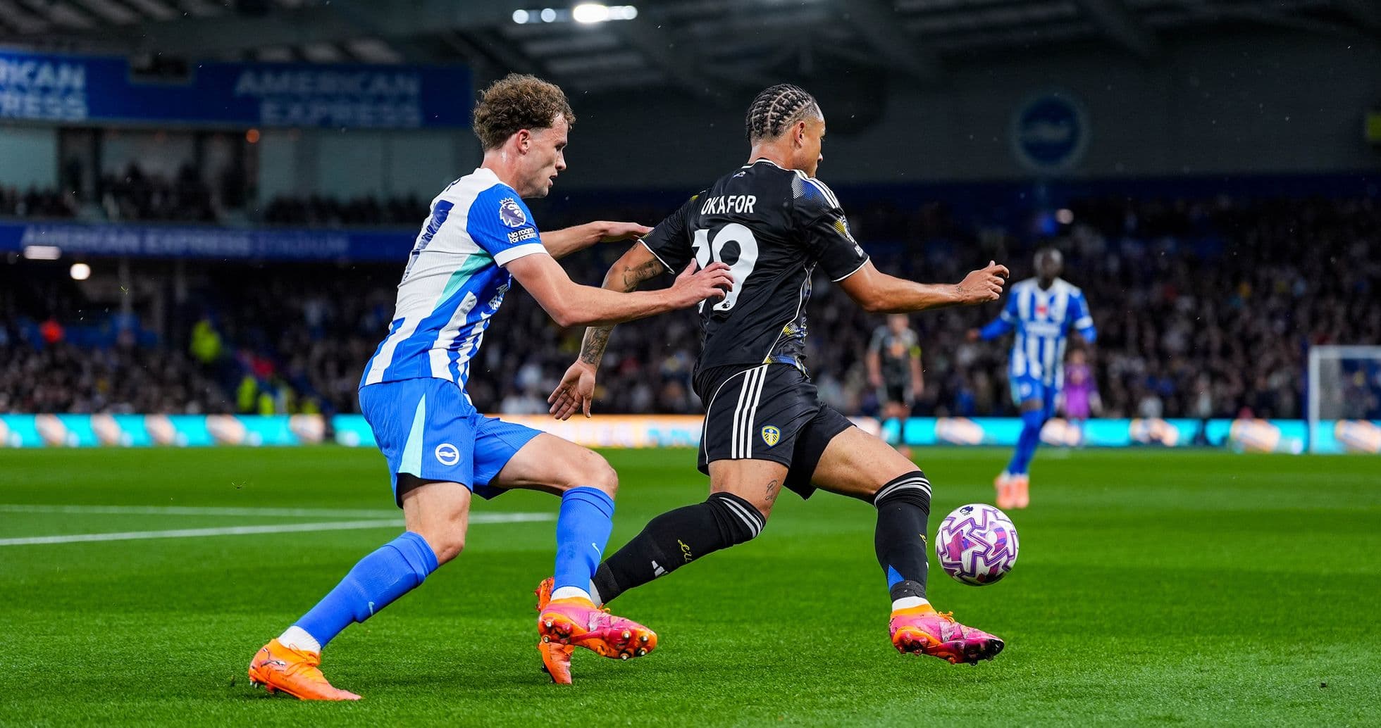 Jugador de Leeds eludiendo a defensor de Brighton