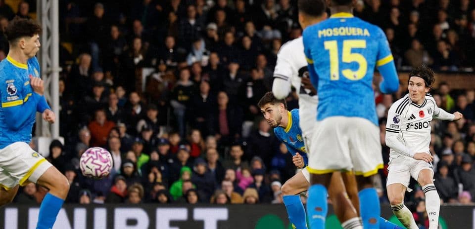 Un jugador de Fulham disparando a puerta