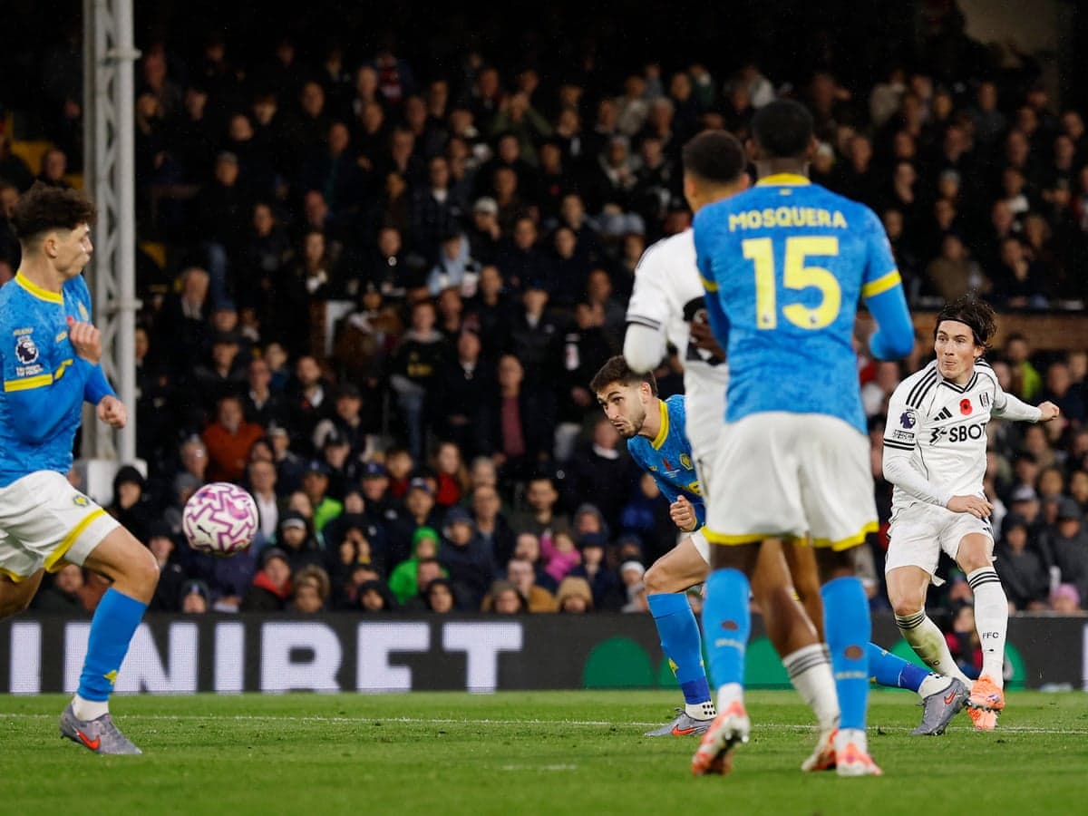 Un jugador de Fulham disparando a puerta