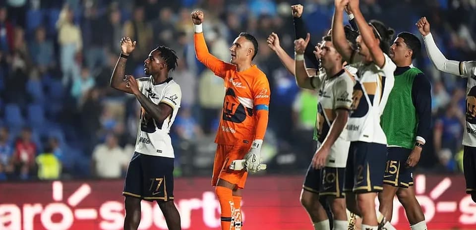 Jugadores de Pumas celebrando tras el partido