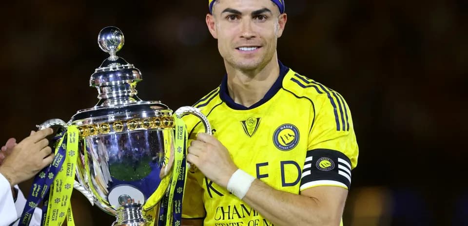 Jugador sosteniendo trofeo tras ganar el campeonato