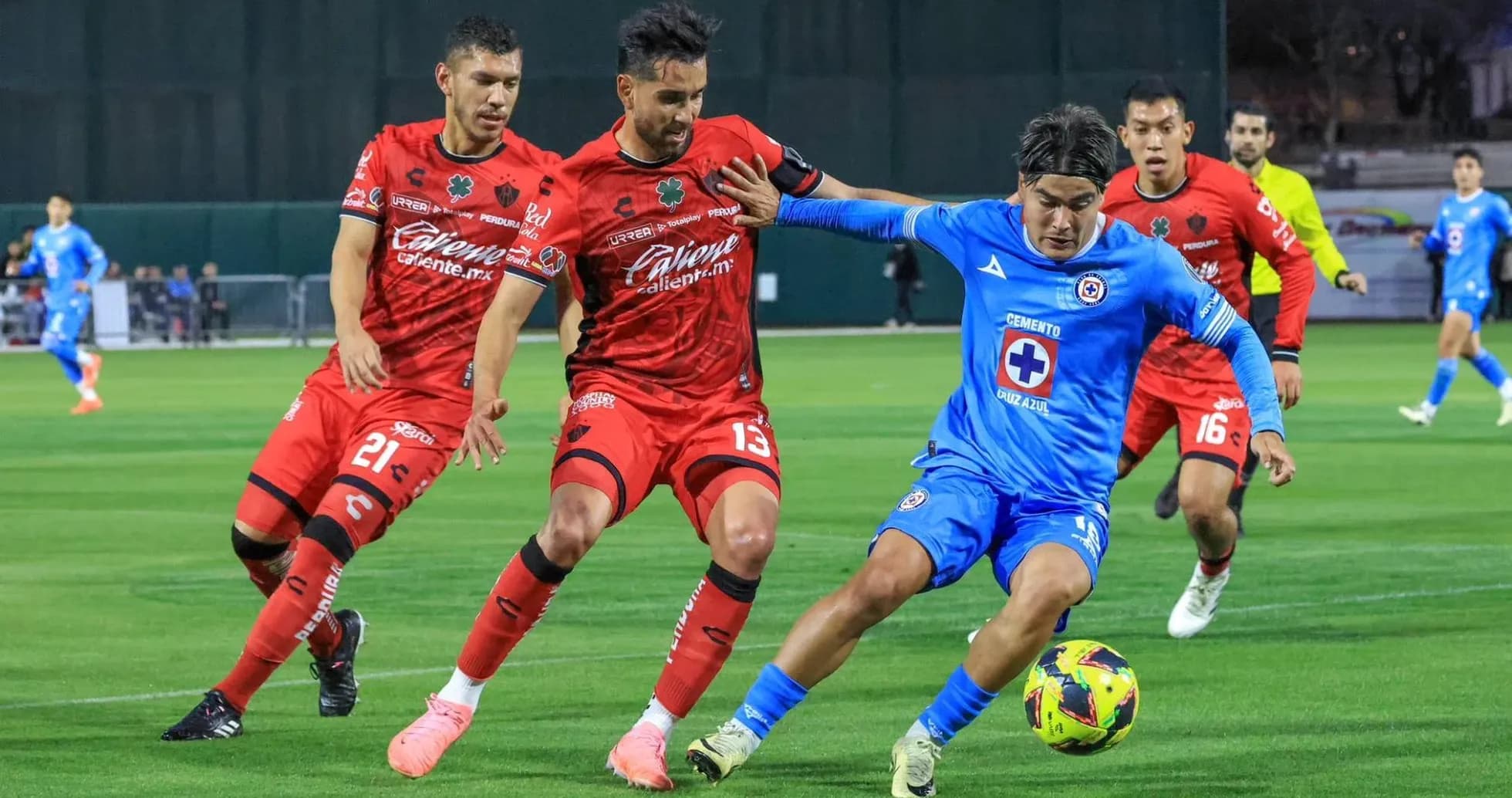 Jugador de Cruz Azul en acción durante el partido
