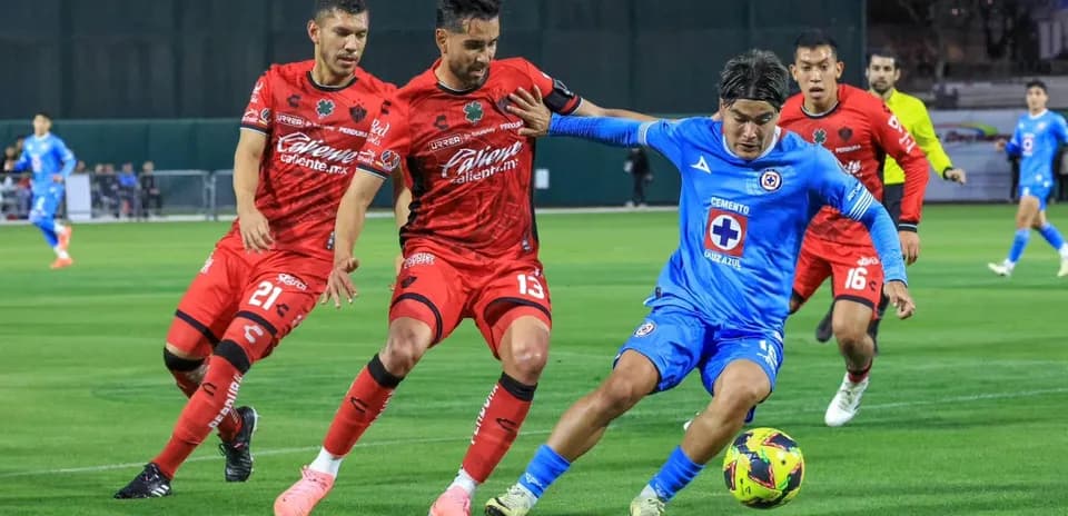 Jugador de Cruz Azul en acción durante el partido