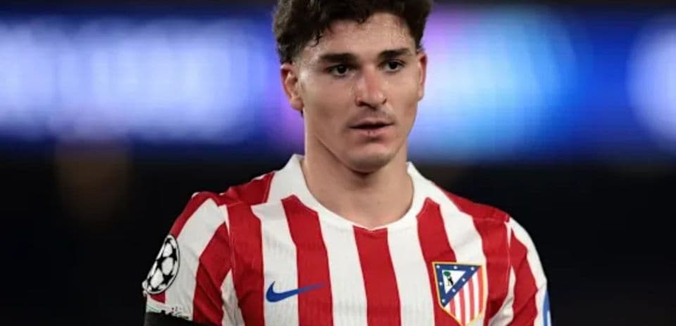 Jugador de Atlético de Madrid en uniforme durante partido