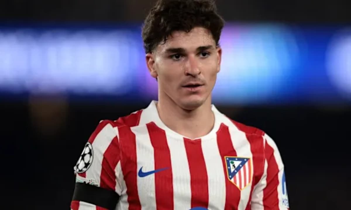 Jugador de Atlético de Madrid en uniforme durante partido