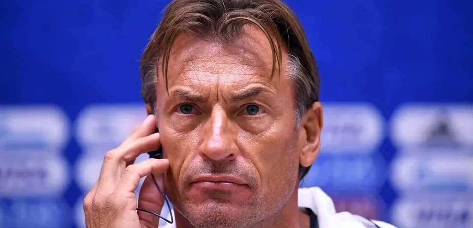 Entrenador con auriculares en conferencia de prensa