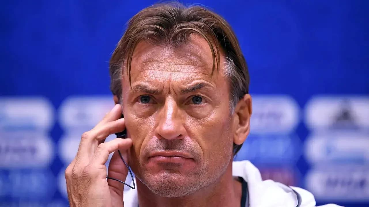 Entrenador con auriculares en conferencia de prensa