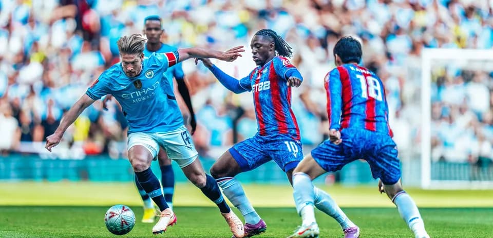 Jugadores en acción durante el partido Manchester City vs Crystal Palace