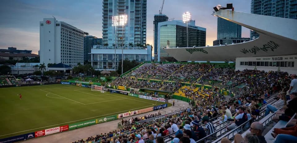 Estadio lleno durante partido de fútbol