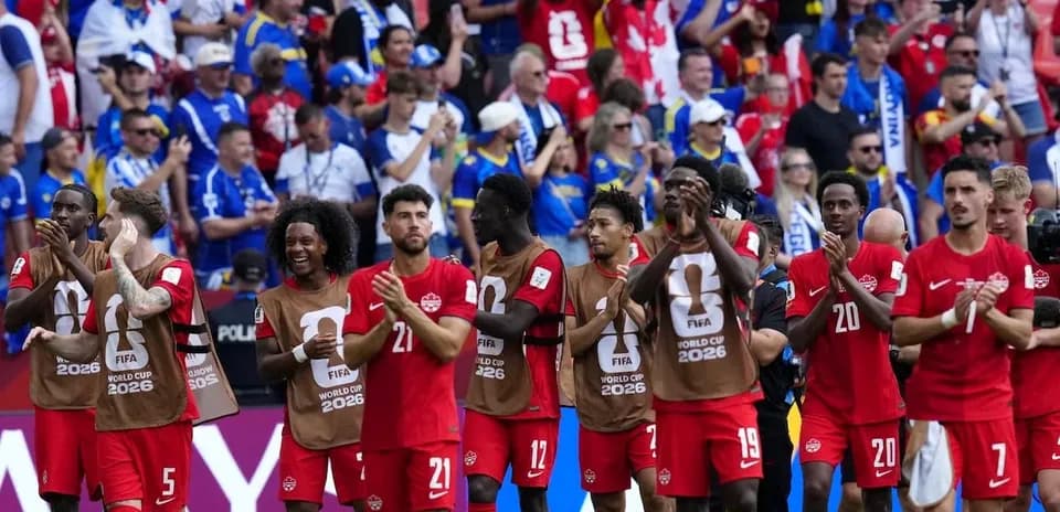 Jugadores de Canadá aplaudiendo a la afición